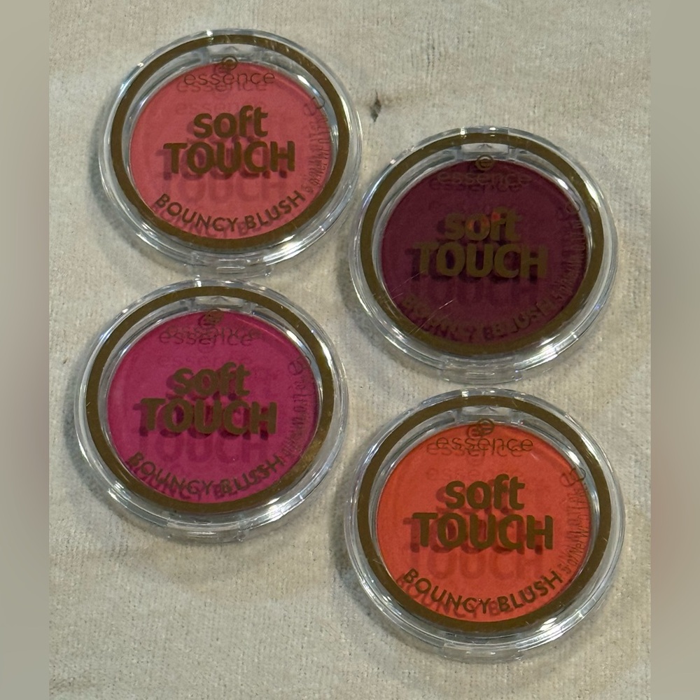 Essence Soft Touch Bouncy Blush Set New